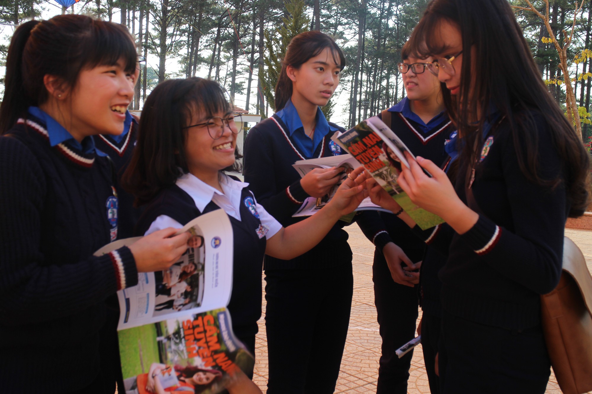 Cẩm nang Tuyển sinh 2018 của báo Người lao động đến tay bạn đọc - Ảnh 6. Cẩm nang Tuyển sinh 2018 của báo Người cần lao đến tay độc giả - Ảnh 6.