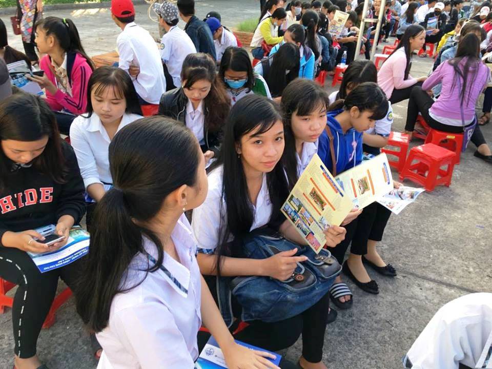 Đưa địa chỉ đào tạo đến sĩ tử tại Hậu Giang: Chọn ngành mà cứ lo thất nghiệp! - Ảnh 4. Đưa địa chỉ đào tạo đến thí sinh ở Hậu Giang: Chọn ngành mà cứ lo thất nghiệp! - Ảnh 4.