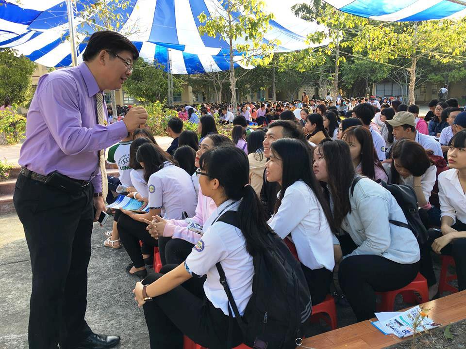 Đưa nơi học tập đến thí sinh tại Hậu Giang: Chọn ngành mà cứ lo thất nghiệp! - Ảnh 6. Đưa nơi học tập đến sĩ tử tại Hậu Giang: Chọn ngành mà cứ lo thất nghiệp! - Ảnh 6.