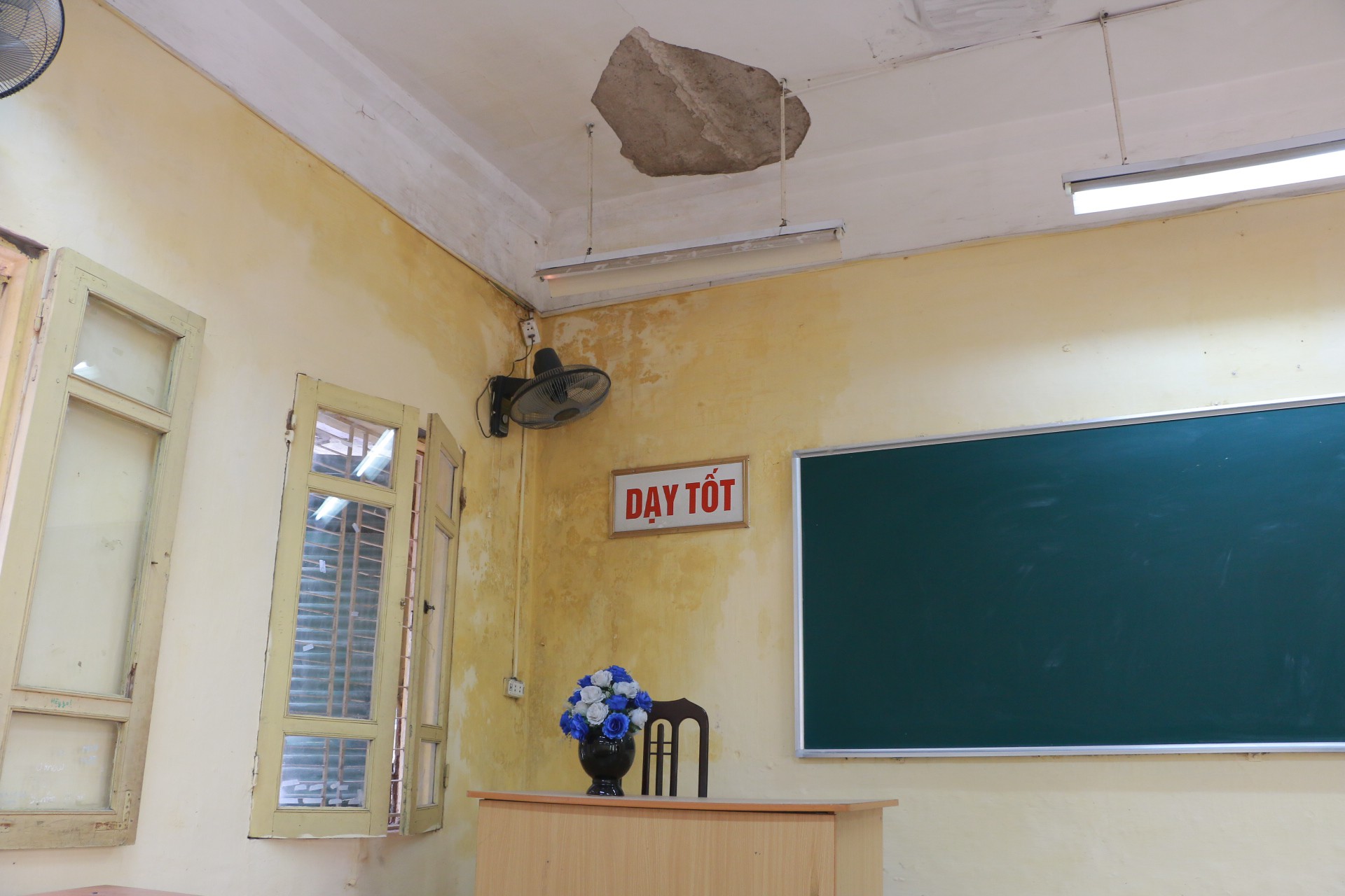 Sập vữa trần lớp học, 3 học trò lớp 12 nhập viện cấp cứu - Ảnh 2. Sập vữa trần lớp học, 3 học trò lớp 12 nhập viện cấp cứu - Ảnh 2.