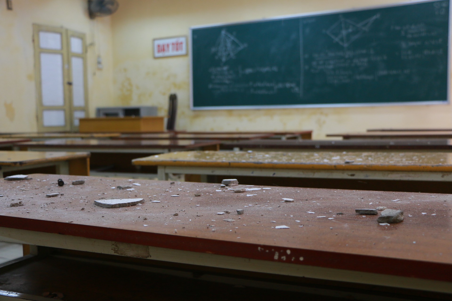 Sập vữa trần lớp học, 3 học sinh lớp 12 nhập viện cấp cứu - Ảnh 4. Sập vữa trần lớp học, 3 học sinh lớp 12 nhập viện cấp cứu - Ảnh 4.