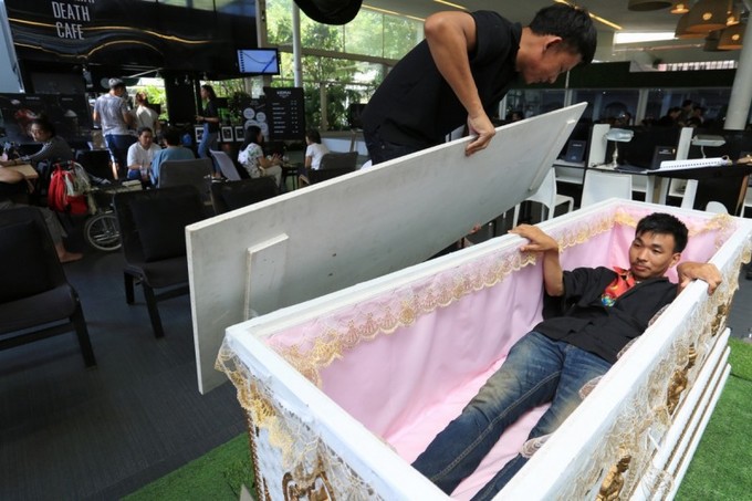 Quán cà phê cho khách thử làm người chết ở Bangkok