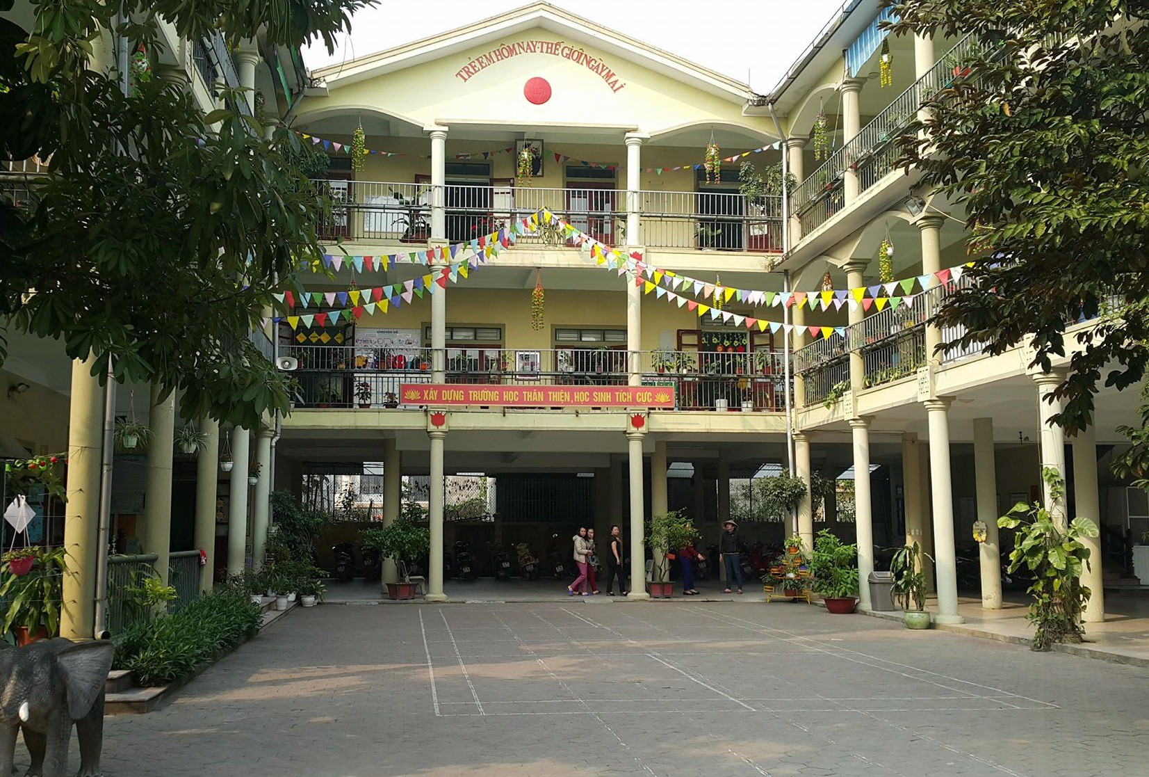 Công an triệu tập người mẹ đánh sinh viên tập sự nguy cơ sẩy thai - Ảnh 1. Công an triệu tập người mẹ đánh sinh viên tập sự nguy cơ sẩy thai - Ảnh 1.