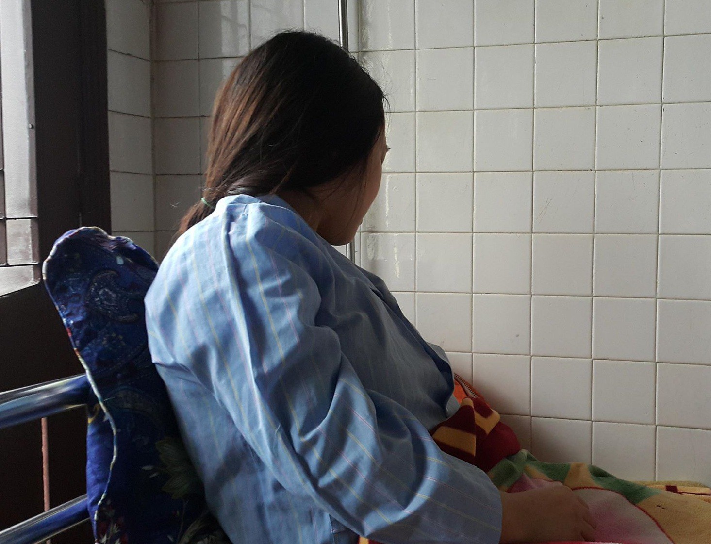 Giây phút mất vía bố mẹ đạp vào lưng, bụng, bắt nữ thầy giáo mang bầu quỳ - Ảnh 1. Giây phút kinh hồn phụ huynh đạp vào lưng, bụng, bắt nữ thầy giáo có bầu quỳ - Ảnh 1.