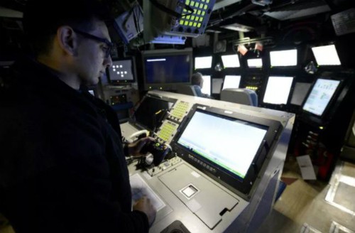 Tàu ngầm Mỹ được điều khiển bằng tay cầm chơi game - Ảnh 1.