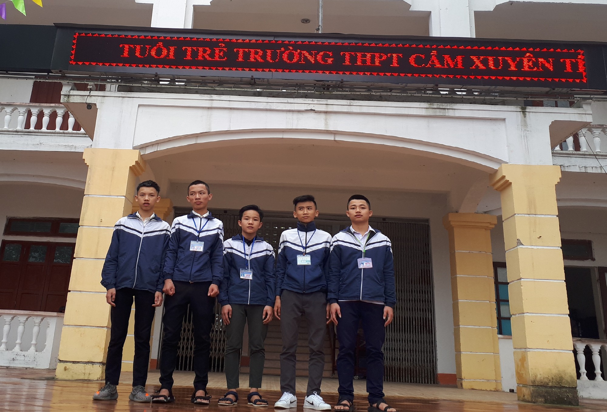 Đi học về nhặt được gần 15 triệu đồng, 5 học trò tìm người trả lại - Ảnh 1. Đi học về nhặt được gần 15 triệu vnđ, 5 học trò tìm người trả lại - Ảnh 1.