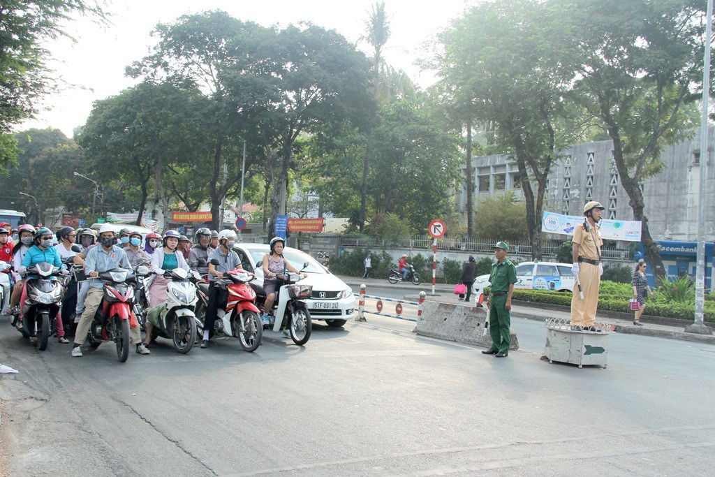 Màu áo Thanh niên xung phong hiện diện khắp các ngã đường - Ảnh 1.