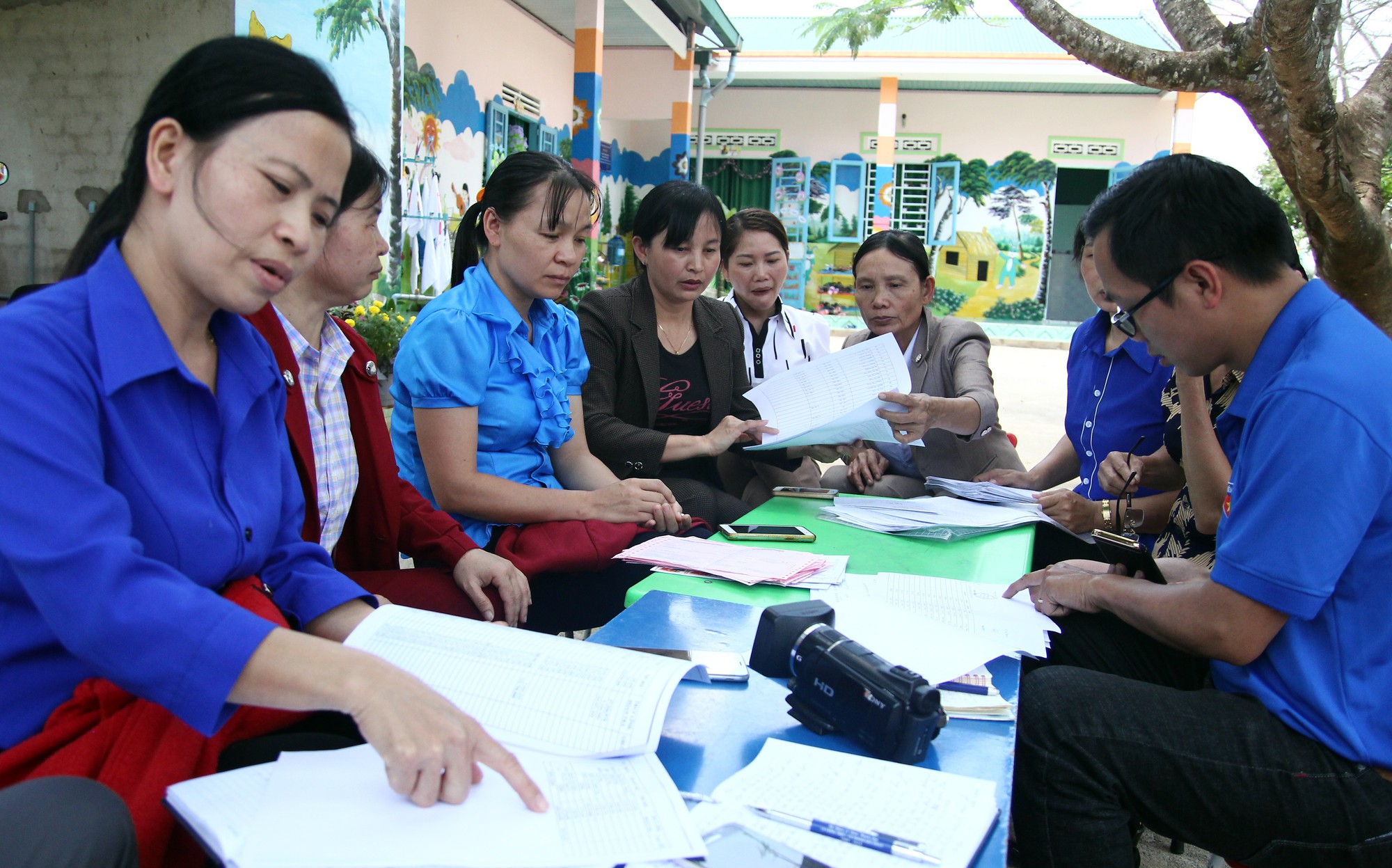 Hưởng phụ cấp, giáo viên thành con nợ - Ảnh 1. Hưởng phụ cấp, giáo viên thành con nợ - Ảnh 1.