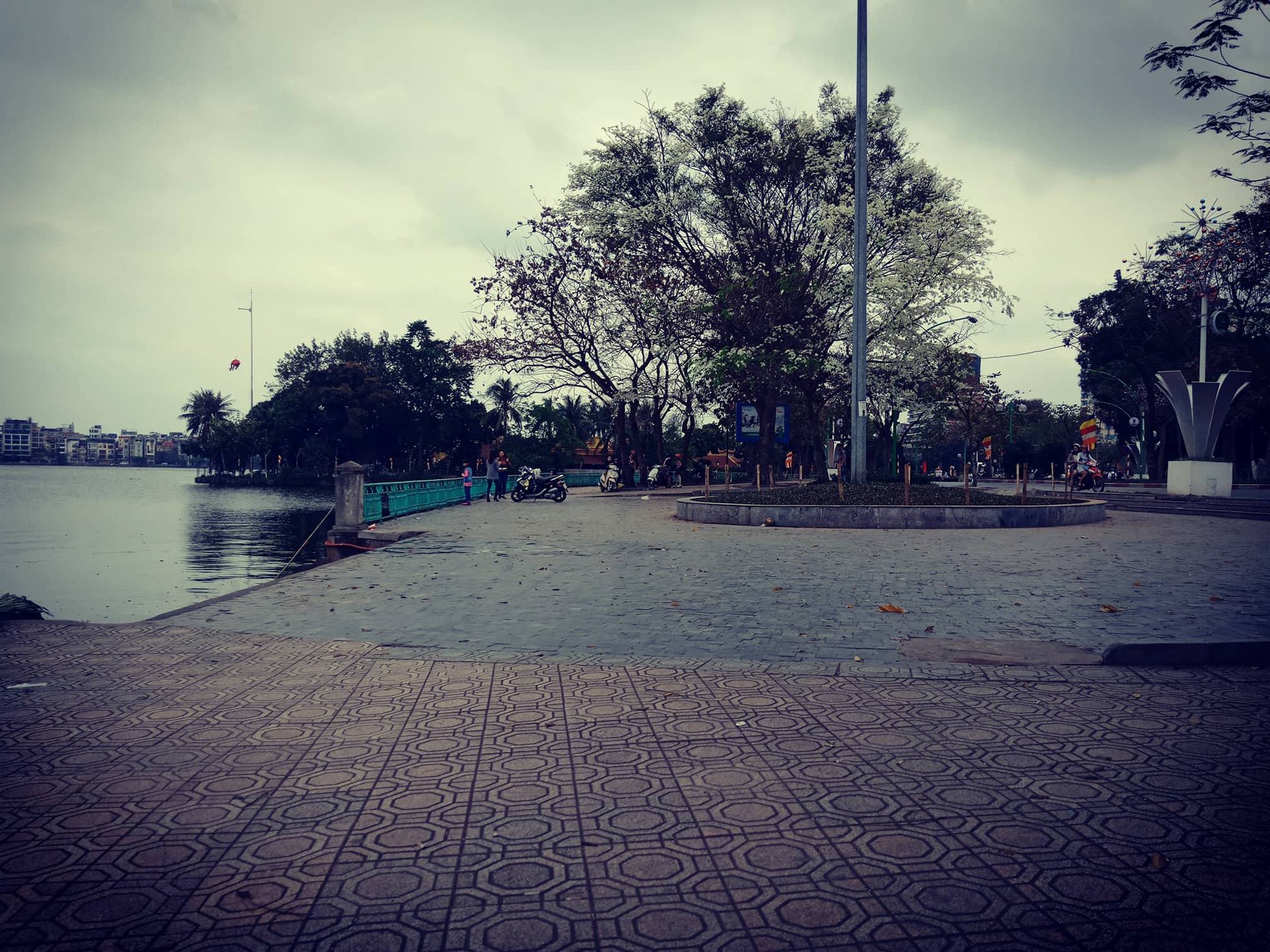 Phát hiện thi thể người đàn ông trên Hồ Tây, gần chùa Trấn Quốc - Ảnh 1.