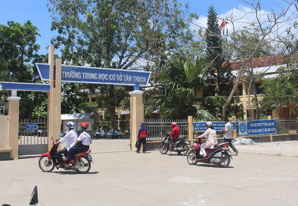 Bộ GD-ĐT đề nghị xử nghiêm vụ học trò bóp hầu bóp cổ cô giáo - Ảnh 1. Bộ GD-ĐT đề nghị xử nghiêm vụ học trò bóp hầu bóp cổ cô giáo - Ảnh 1.