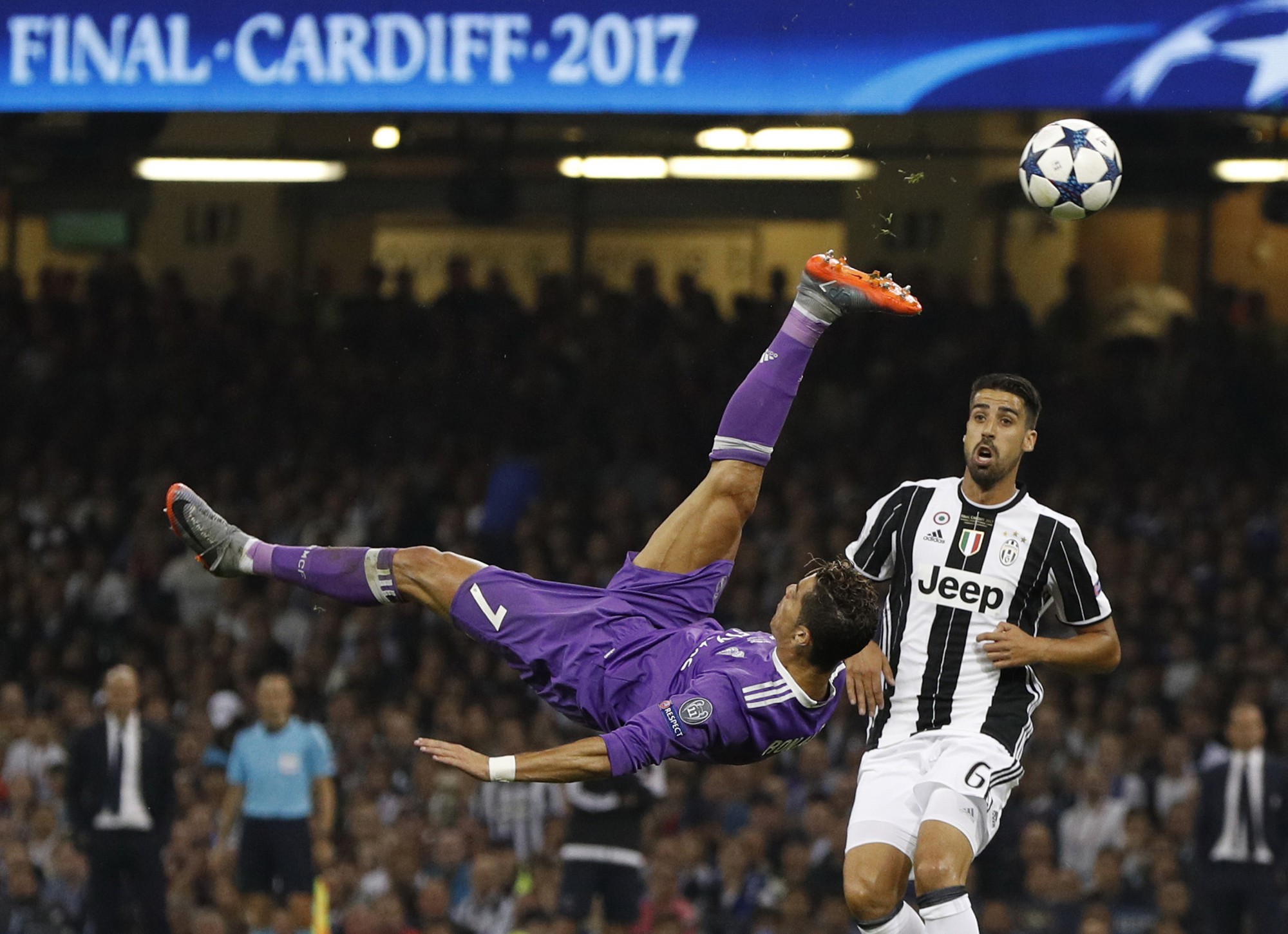 Ronaldo, Juventus: Hãy xem hình ảnh cầu thủ tài năng Ronaldo của câu lạc bộ bóng đá Juventus phô diễn kỹ thuật cùng màu đen truyền thống của đội nhà. Anh mang lại sự đa dạng và đẳng cấp cho bóng đá Ý và chắc chắn sẽ làm bạn phấn khích.