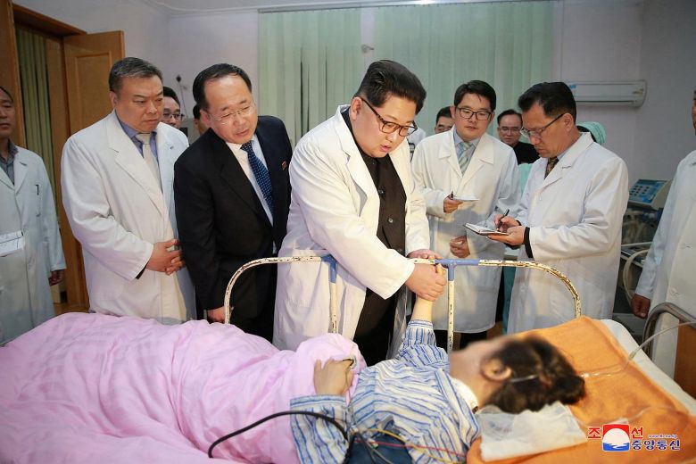 Hành động hiếm thấy của ông Kim Jong-un - Ảnh 1.