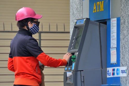 Tránh bị đánh cắp thông tin thẻ ATM - Ảnh 1.