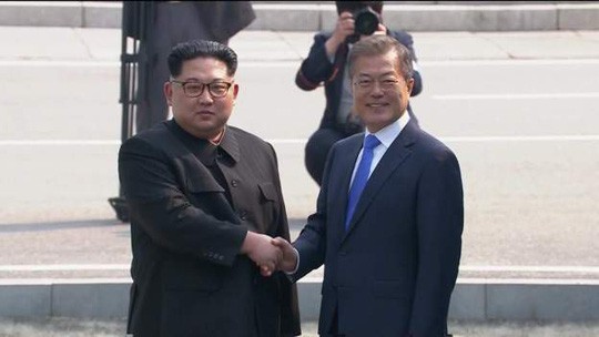 Hành động bất ngờ của Tổng thống Hàn Quốc sau khi bắt tay ông Kim Jong-un - Ảnh 2.