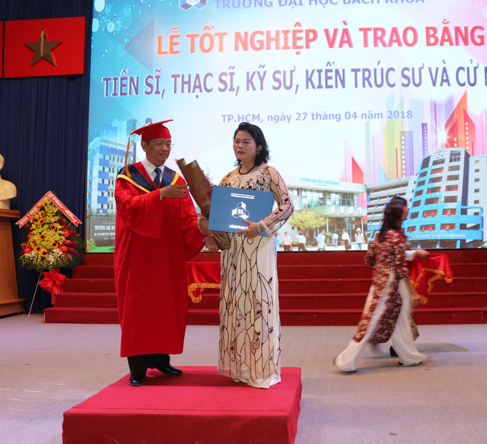 Trao bằng thạc sĩ danh dự cho nữ học viên tắt thở vì tai nạn việc đi lại - Ảnh 1. Trao bằng thạc sĩ danh dự cho nữ học viên qua đời vì tai nạn việc đi lại - Ảnh 1.