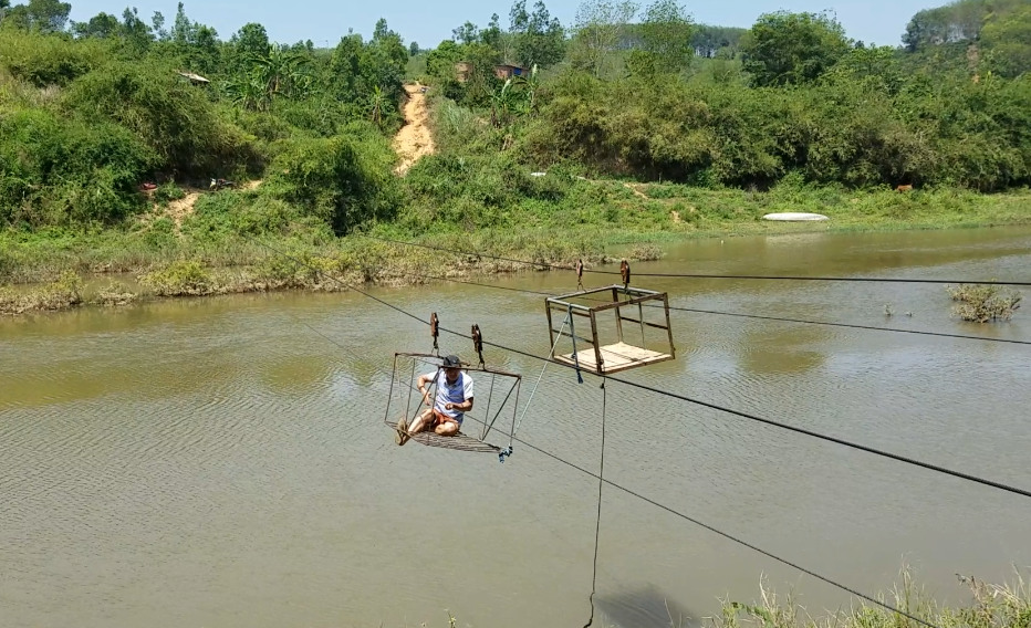 nhungnguoibanspsg. Liều mình đu cáp treo qua sông