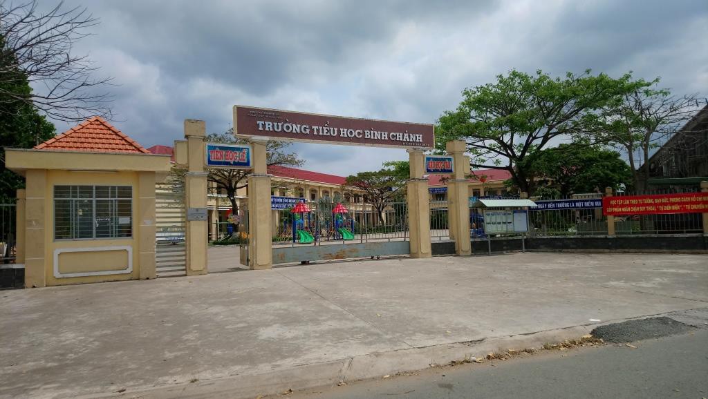 Vụ cô giáo quỳ gối ở Long An: Hội bố mẹ học sinh xin xử nhẹ hiệu trưởng - Ảnh 1. Vụ cô giáo quỳ gối tại Long An: Hội phụ huynh học trò xin xử nhẹ hiệu trưởng - Ảnh 1.