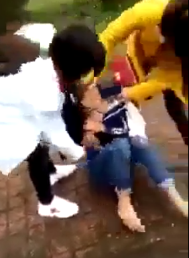 Chị dâu, em chồng xin lỗi nữ sinh bị đánh, lột đồ trước 1.800 học trò - Ảnh 1. Chị dâu, em chồng xin lỗi nữ sinh bị đánh, lột đồ trước 1.800 học trò - Ảnh 1.