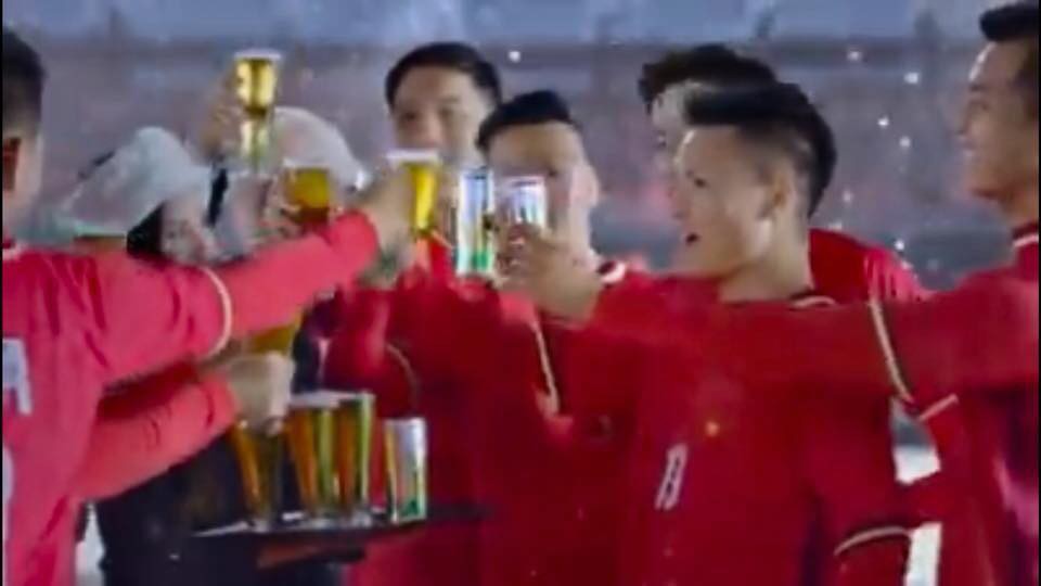 Bầu Đức và Quang Hải là hai cái tên rất quen thuộc trong làng bóng đá Việt Nam. Họ đã góp phần xây dựng thương hiệu bia Việt nổi tiếng và trở thành người mẫu cho các quảng cáo bia đầy ấn tượng. Xem hình ảnh liên quan và cùng thưởng thức một ly bia tươi ngon.