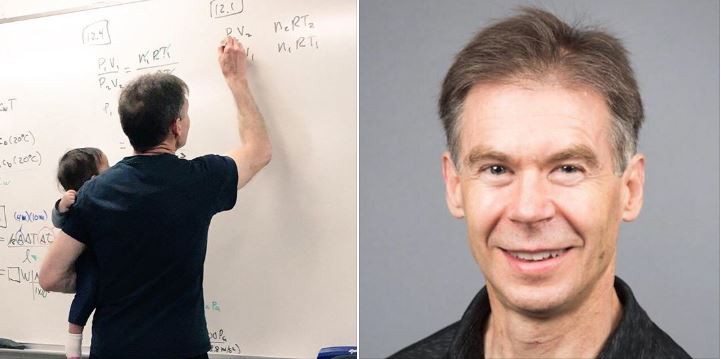 Giáo sư vừa ẵm con cho sinh viên vừa giảng bài - Ảnh 1. Giáo sư vừa ẵm con cho sinh viên vừa giảng bài - Ảnh 1.