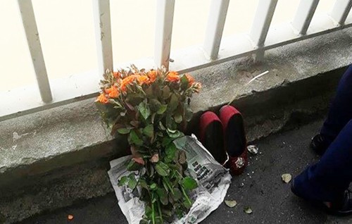 Cô gái để lại bó hoa hồng và đôi giày nhảy cầu tự tử - Ảnh 1.