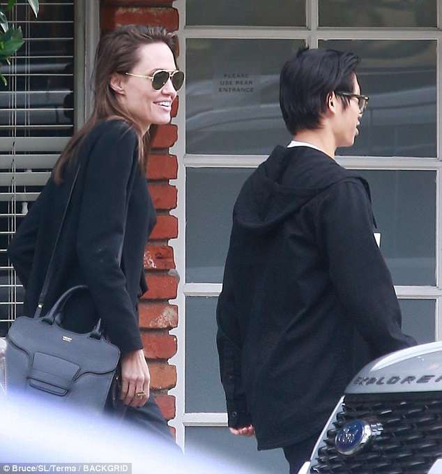 Handsome Pax Thien escorts his adoptive mother Angelina Jolie to lunch - Photo 3.