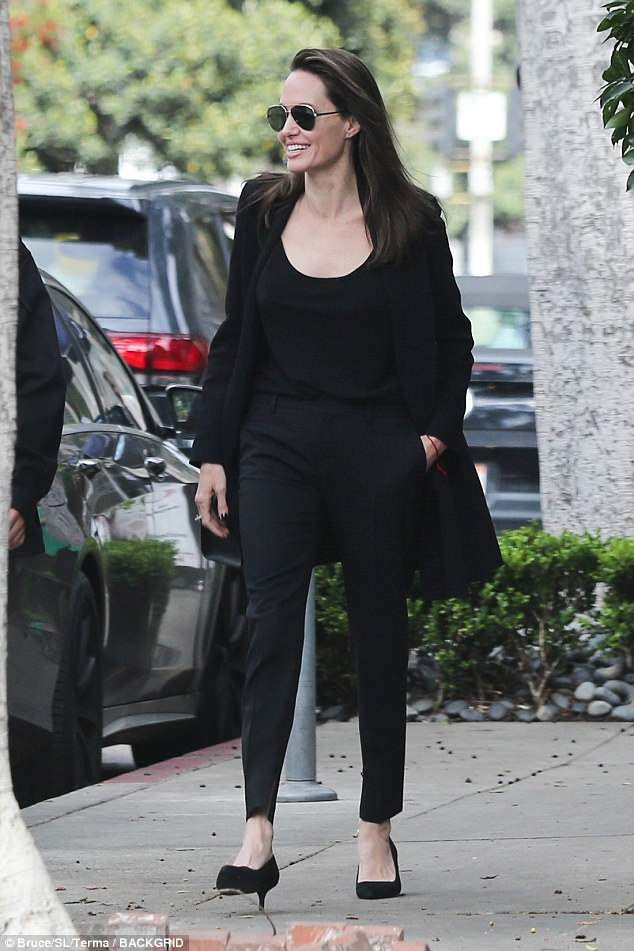 Handsome Pax Thien escorts his adoptive mother Angelina Jolie to lunch - Photo 4.