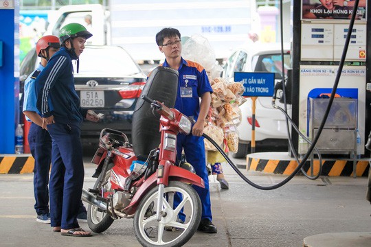 Chính thức đề xuất tăng kịch trần thuế bảo vệ môi trường xăng dầu - Ảnh 1.