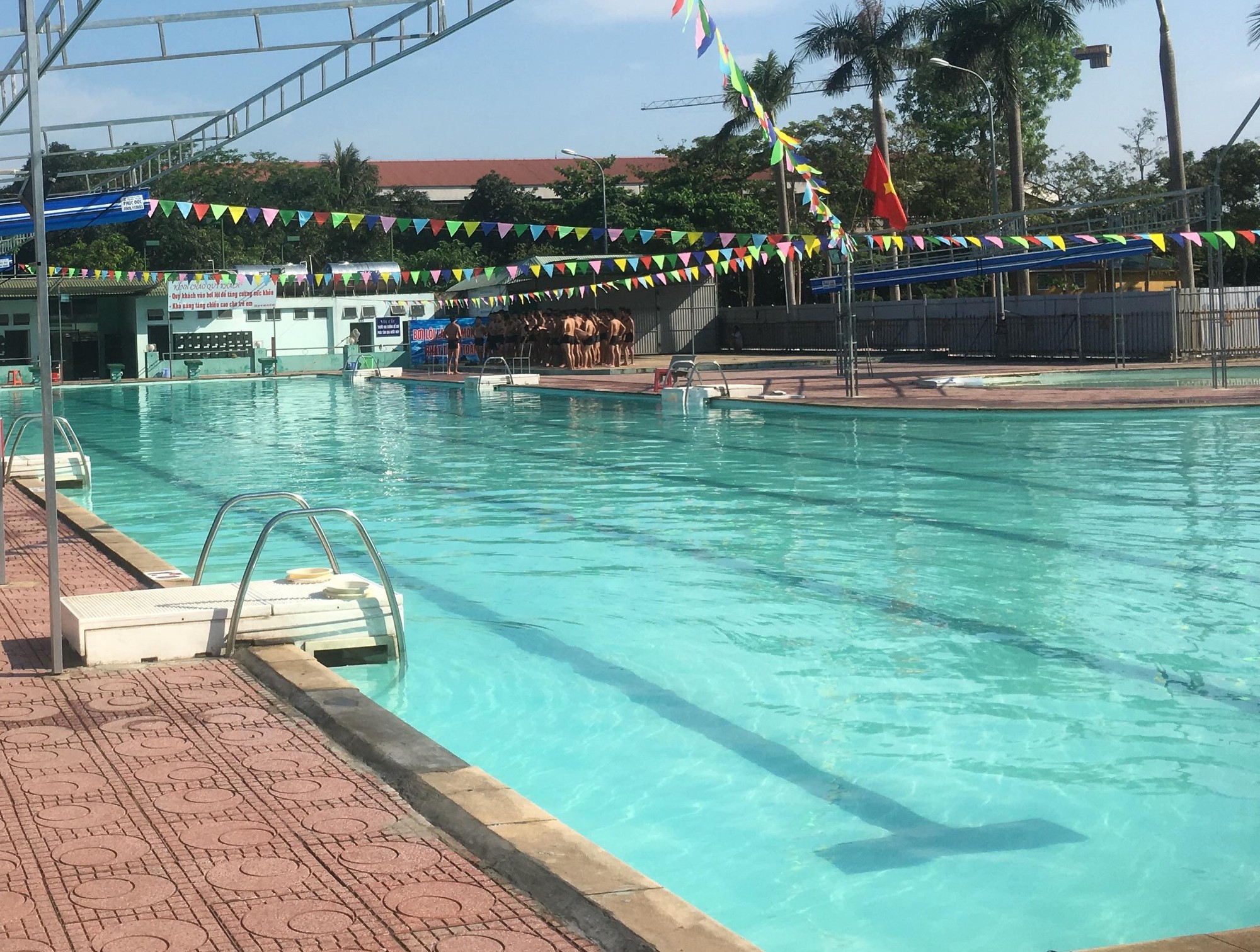 Tắm Bể Bơi, 1 Phụ Nữ Bất Ngờ Bị Điện Giật Nhập Viện - Báo Người Lao Động