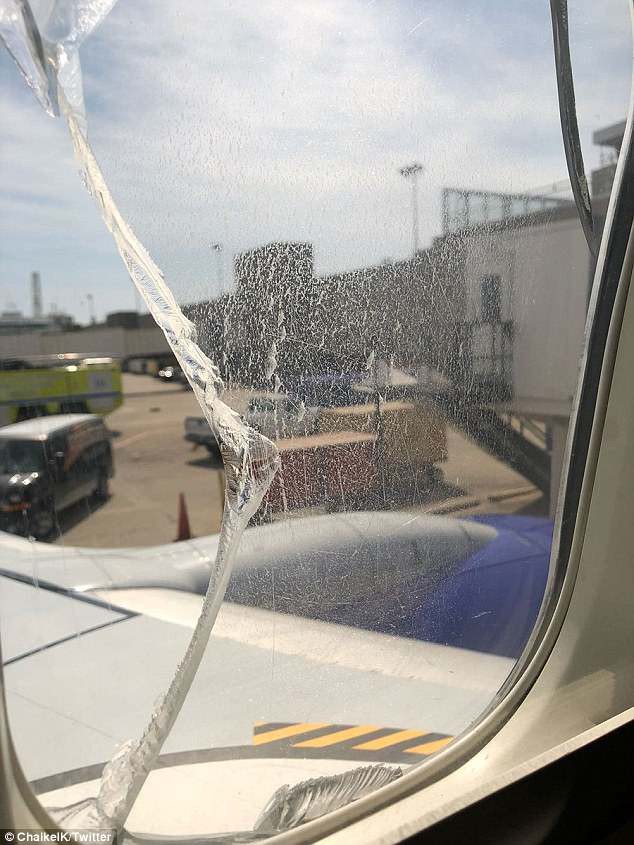 Vỡ cửa sổ máy bay - Điều gì sẽ xảy ra nếu cửa sổ máy bay bỗng nhiên vỡ nát giữa chuyến bay? Đã có rất nhiều trường hợp như vậy xảy ra, tuy nhiên, những hình ảnh này không hề kinh hoàng như bạn nghĩ! Các hành khách đã bình tĩnh giải quyết tình huống một cách nhanh chóng và an toàn, và bạn sẽ cùng chiêm ngưỡng những khung hình ấn tượng này.