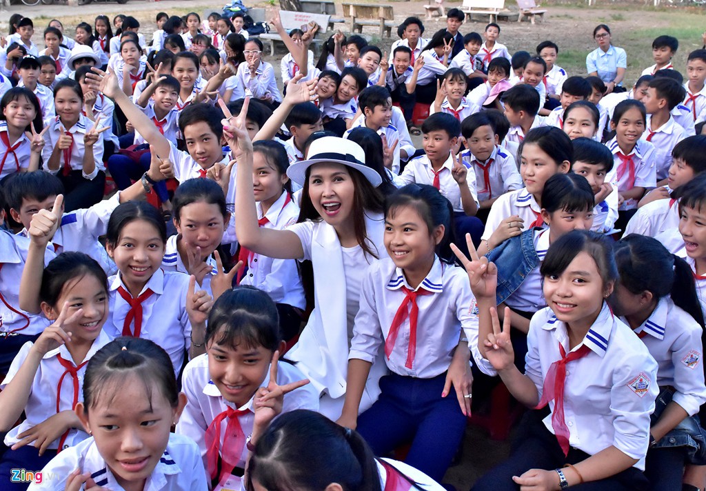 Diễn viên Minh Thư, ca sĩ Lâm Trí Tú trao sách cho học sinh Quảng Ngãi