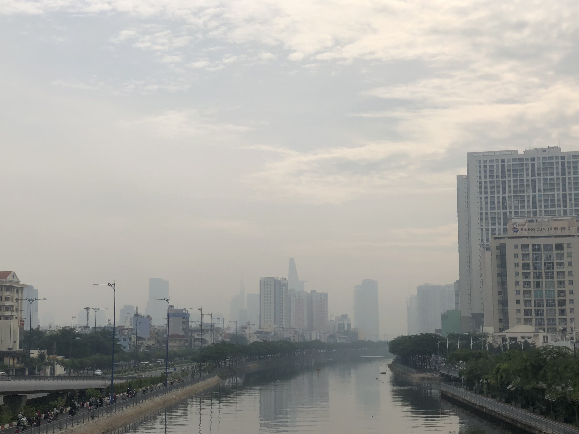 Không khí của thành phố Hồ Chí Minh đang bị ô nhiễm ngày một trầm trọng, hãy cùng xem những hình ảnh của đô thị đông đúc, phủ mờ bởi màn sương mù ám ảnh. Những bức ảnh này sẽ cho bạn thấy tình trạng ô nhiễm không khí và cũng là lời nhắc nhở chúng ta cần bảo vệ môi trường đô thị ngày càng tốt hơn.