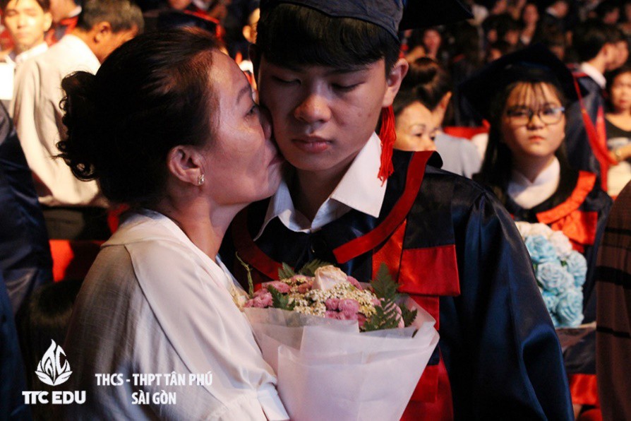 Lễ tri ân và trưởng thành của học trò trường THCS - THPT Tân Phú - Ảnh 3. Lễ tri ân và trưởng thành của học sinh trường THCS - THPT Tân Phú - Ảnh 3.