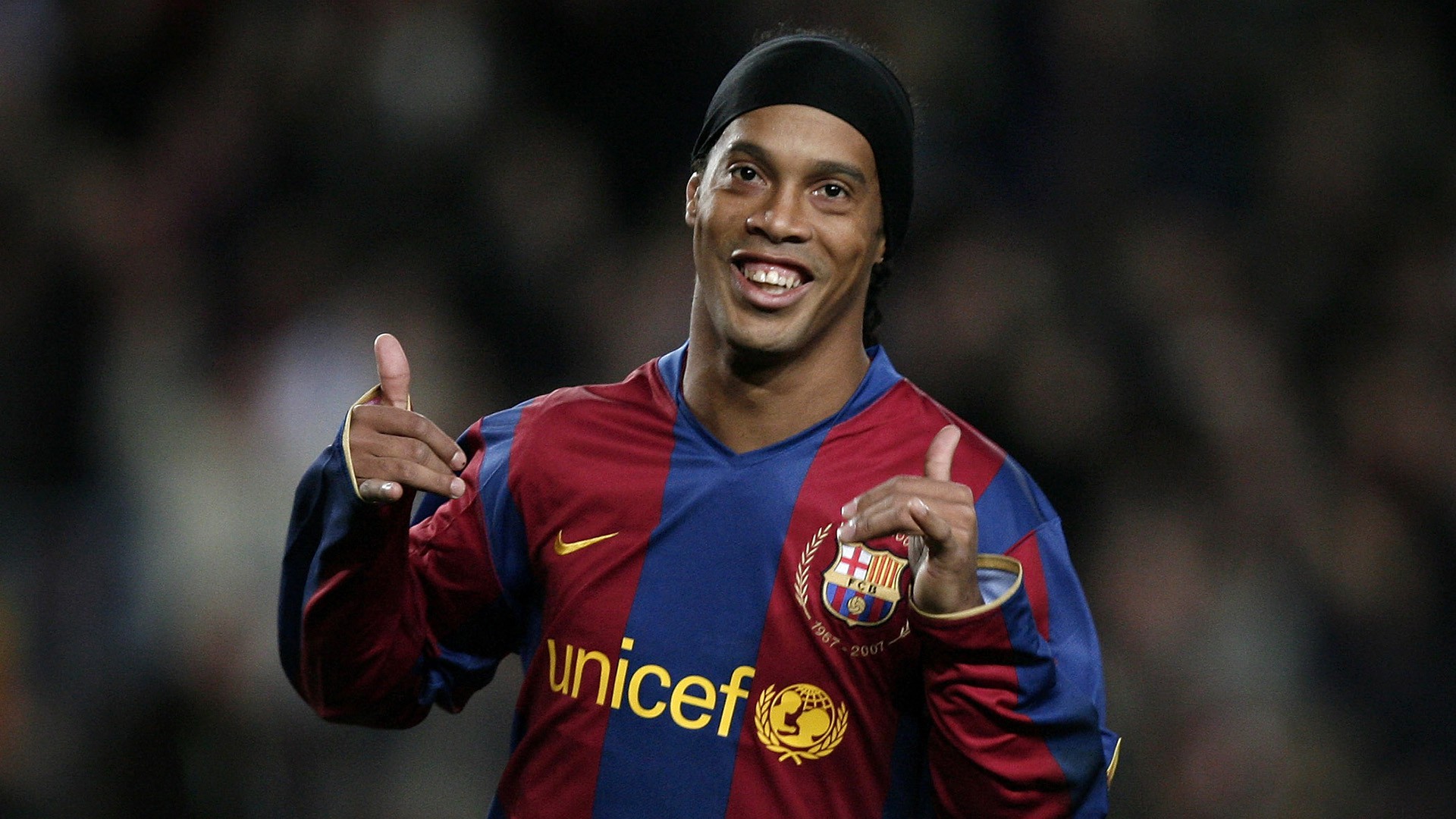 Ronaldinho - một cái tên đã trở nên quá nổi tiếng trong làng bóng đá hàng đầu! Hãy cùng xem hình ảnh của ông ta trong những trận đấu đỉnh cao để thấy được tài năng và sự khác biệt tạo nên \
