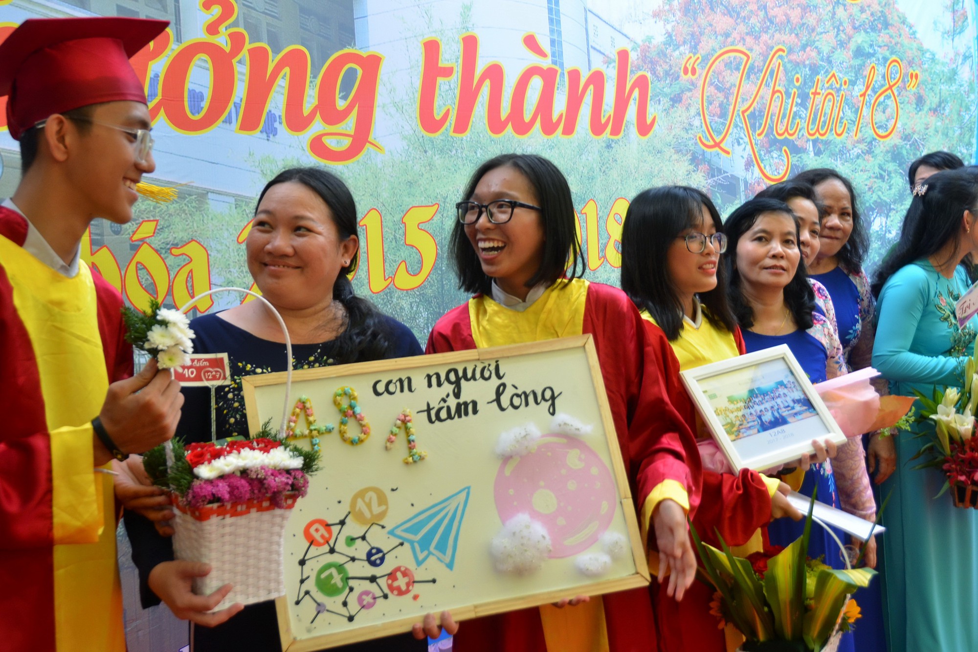 Giây phút xúc động tri ân bố mẹ, thầy cô - Ảnh 10. Giây phút xúc động tri ân cha mẹ, thầy cô - Ảnh 10.