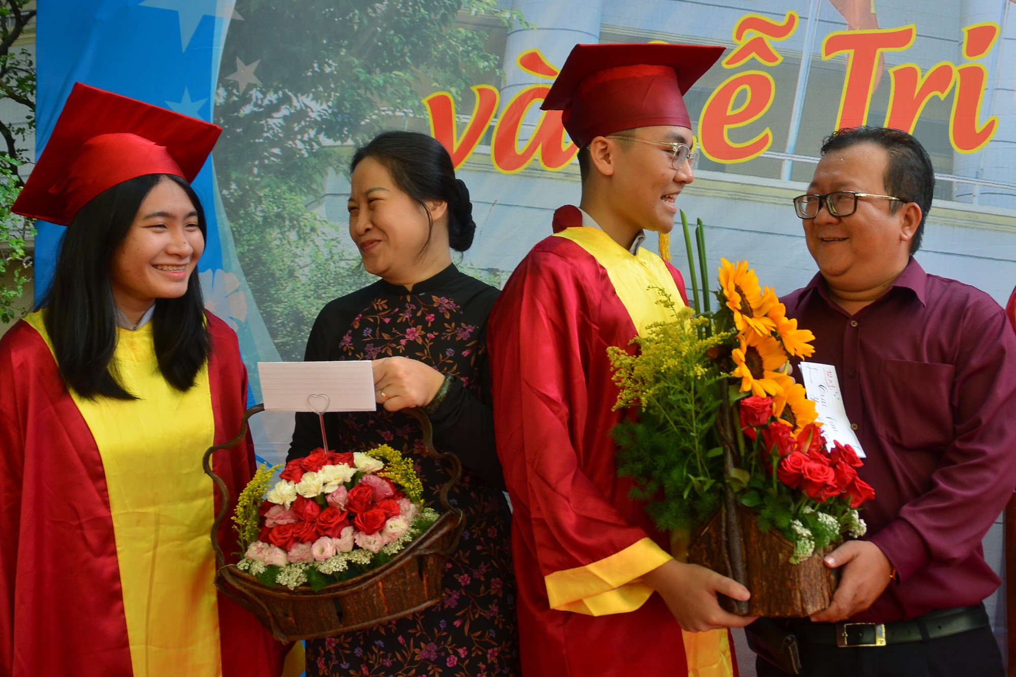 Giây phút xúc động tri ân cha mẹ, thầy cô - Ảnh 9. Giây phút xúc động tri ân phụ huynh, thầy cô - Ảnh 9.