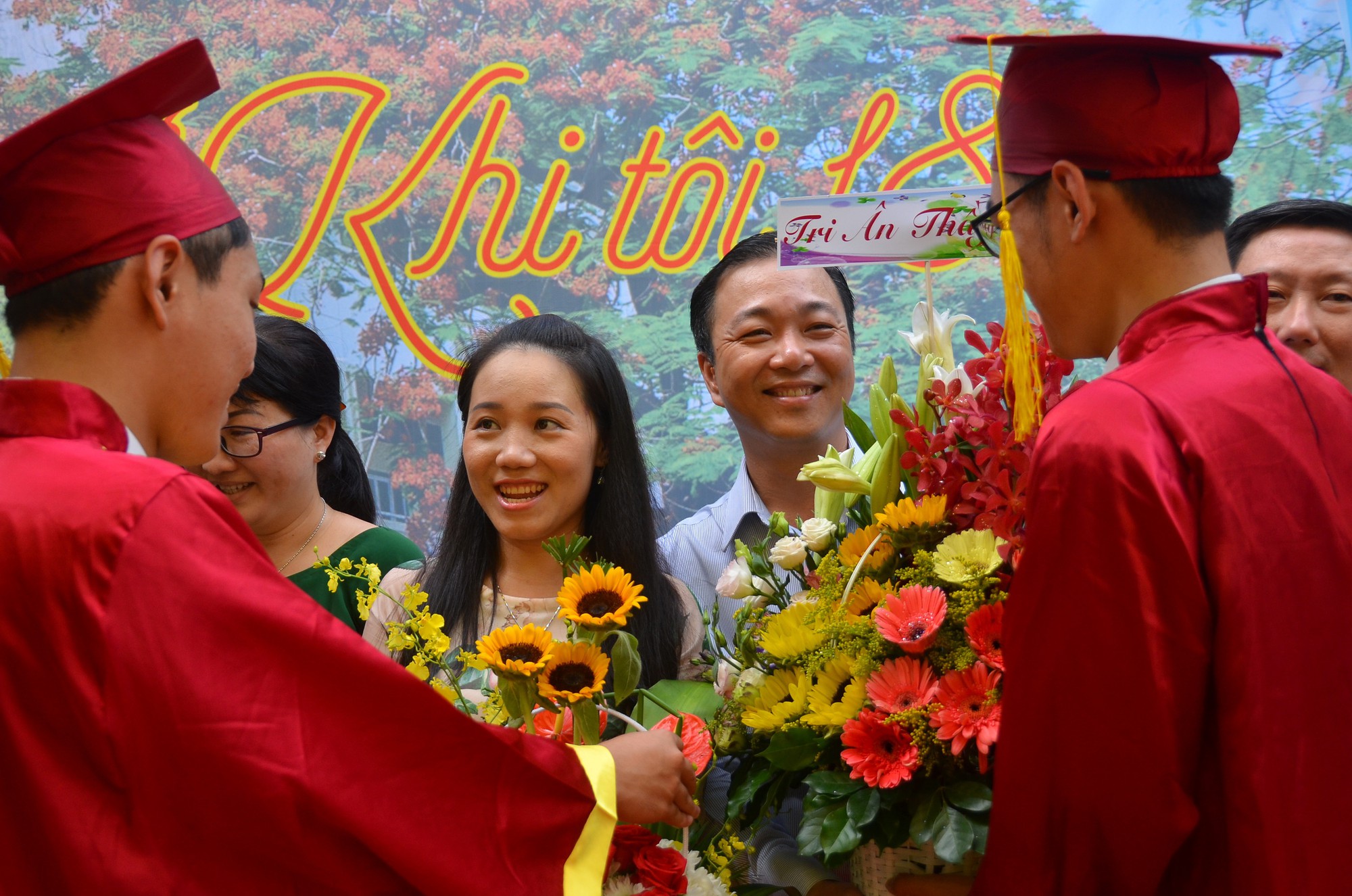 Giây phút xúc động tri ân cha mẹ, thầy cô - Ảnh 8. Giây phút xúc động tri ân cha mẹ, thầy cô - Ảnh 8.