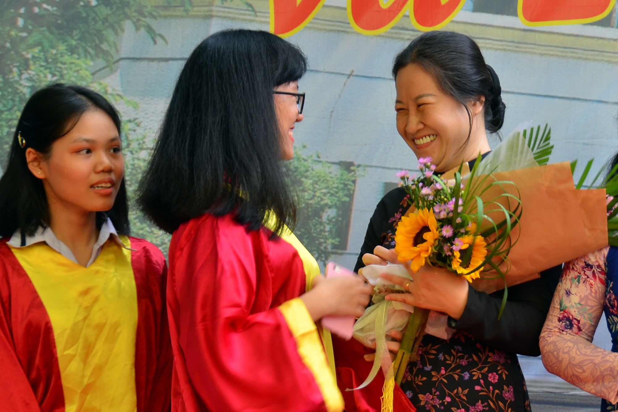 Giây phút xúc động tri ân bố mẹ, thầy cô - Ảnh 6. Giây phút xúc động tri ân bố mẹ, thầy cô - Ảnh 6.