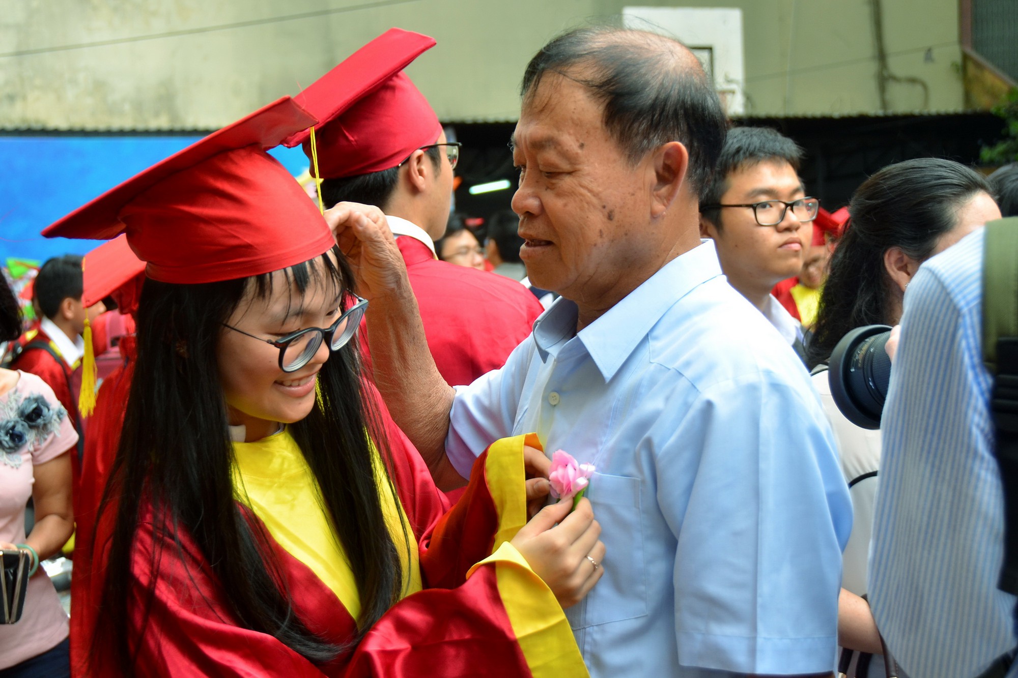 Giây phút xúc động tri ân bố mẹ, thầy cô - Ảnh 4. Giây phút xúc động tri ân phụ huynh, thầy cô - Ảnh 4.