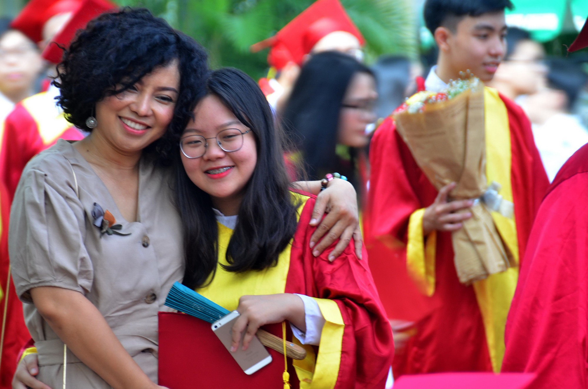 Giây phút xúc động tri ân bố mẹ, thầy cô - Ảnh 3. Giây phút xúc động tri ân cha mẹ, thầy cô - Ảnh 3.