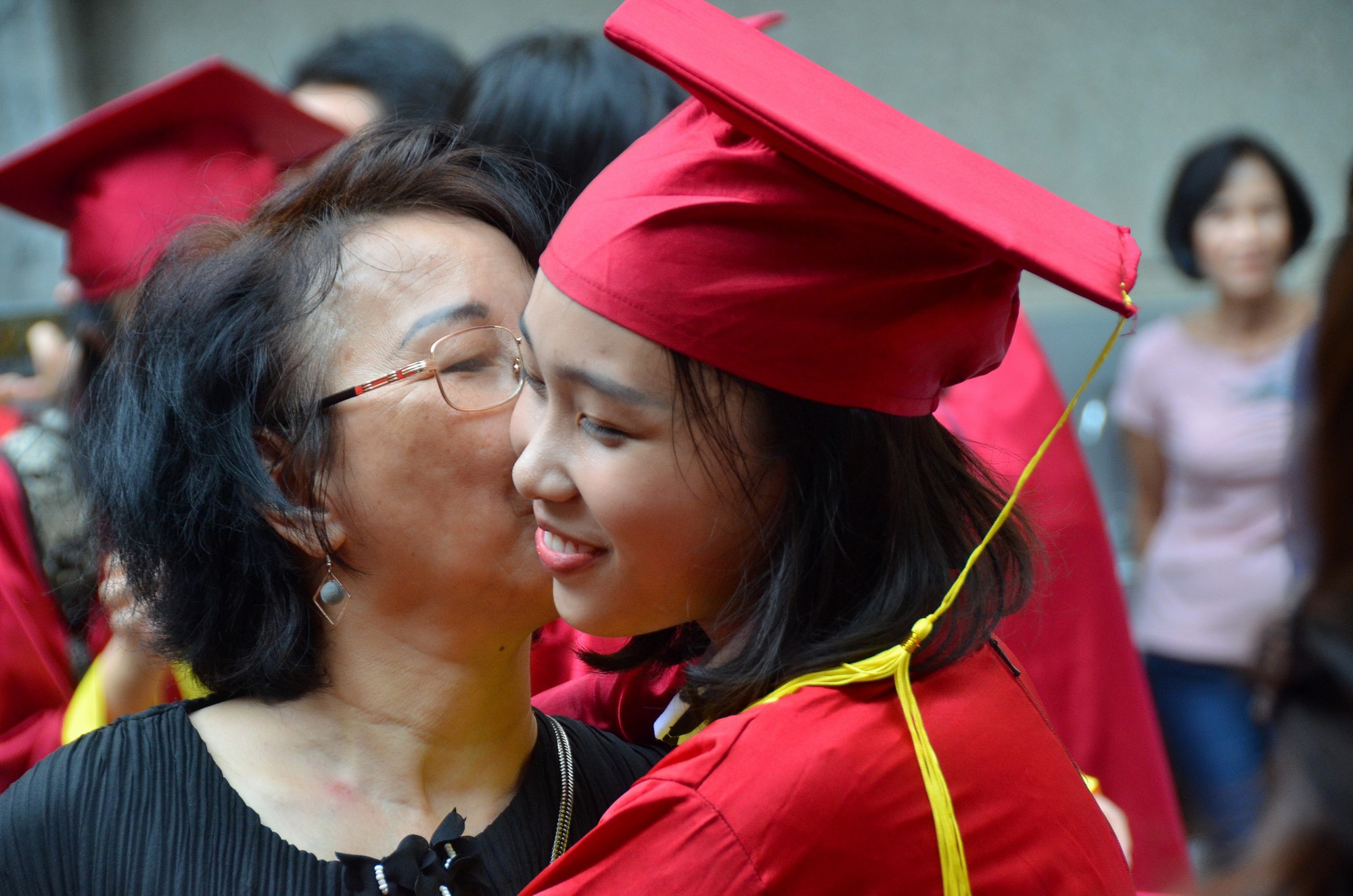 Giây phút xúc động tri ân cha mẹ, thầy cô - Ảnh 1. Giây phút xúc động tri ân cha mẹ, thầy cô - Ảnh 1.