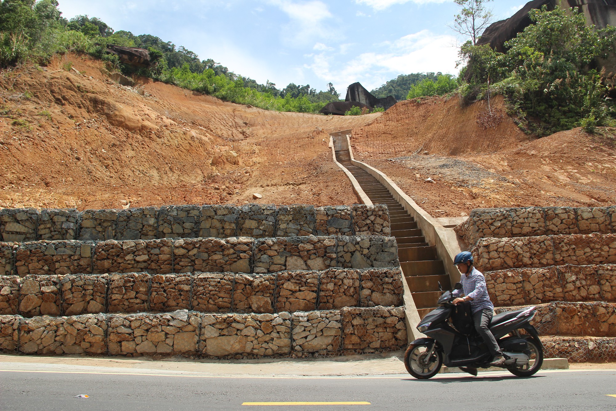 Những vụ "ám ảnh kinh hoàng" về sạt lở trên cung đèo Khánh Lê - Ảnh 12.