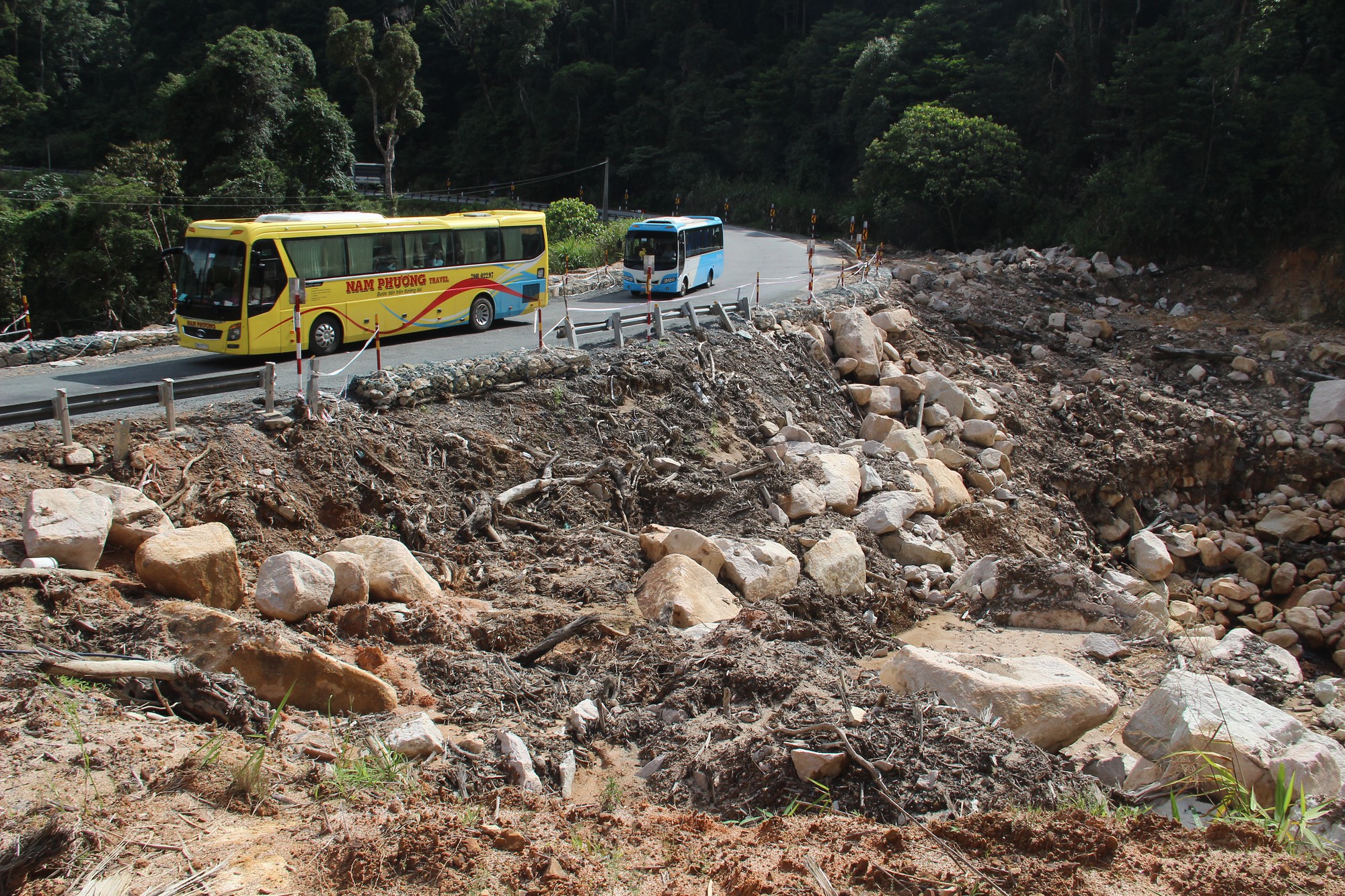 Những vụ "ám ảnh kinh hoàng" về sạt lở trên cung đèo Khánh Lê - Ảnh 9.