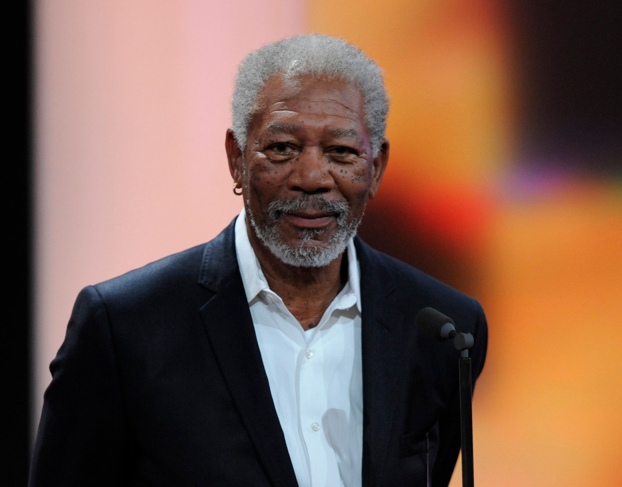 Huyền thoại Morgan Freeman đòi được xin lỗi công khai