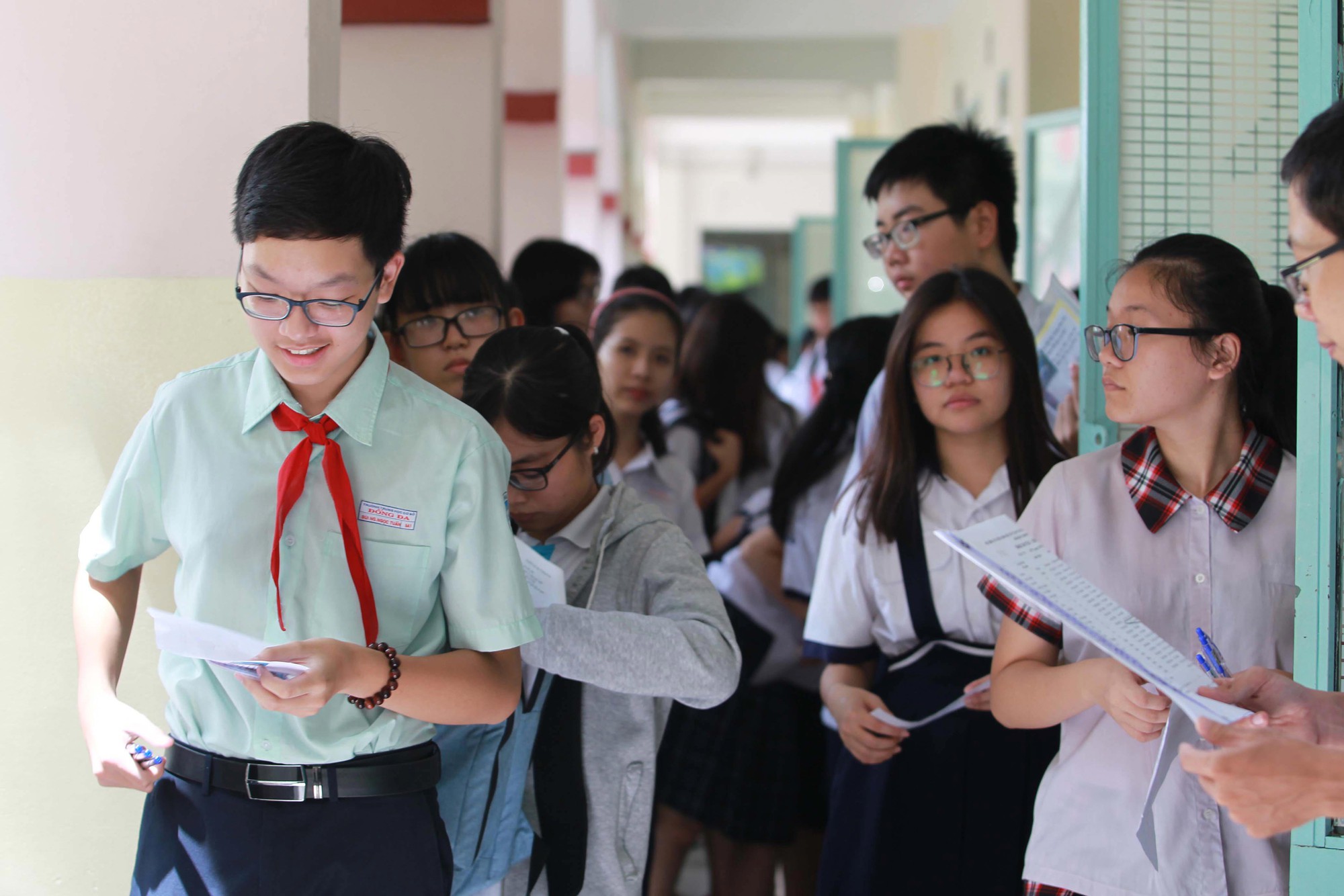 Cuộc chiến cân não vào lớp 10 - Ảnh 1. Cuộc chiến cân não vào lớp 10 - Ảnh 1.