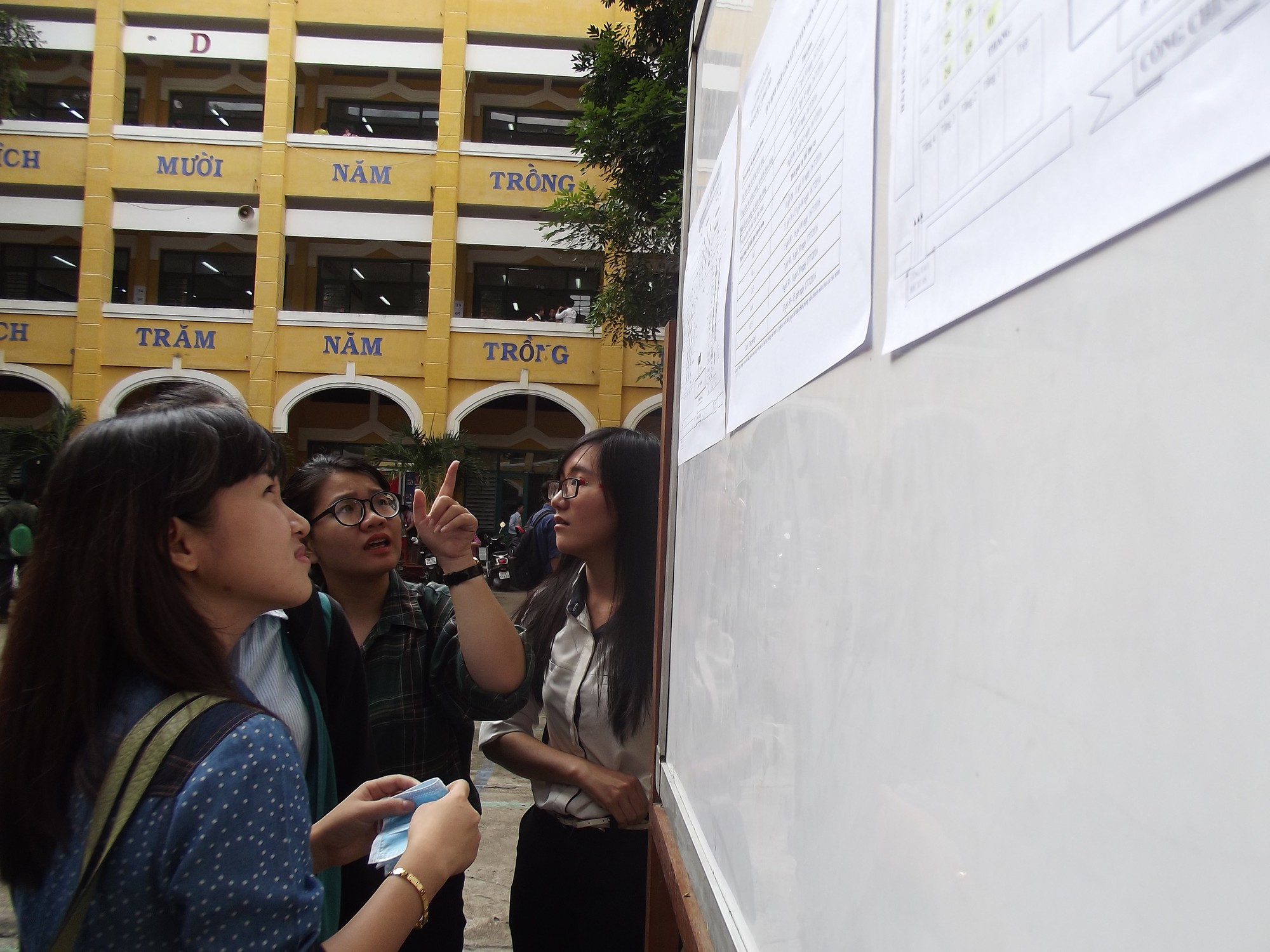 Bỏ đề nghị về hộ khẩu, tuyển dụng thầy giáo tại thành phố hồ chí minh sẽ cực kì gay gắt - Ảnh 1. Bỏ đề nghị về hộ khẩu, tuyển dụng giáo viên tại tp. hcm sẽ cực kì gay gắt - Ảnh 1.