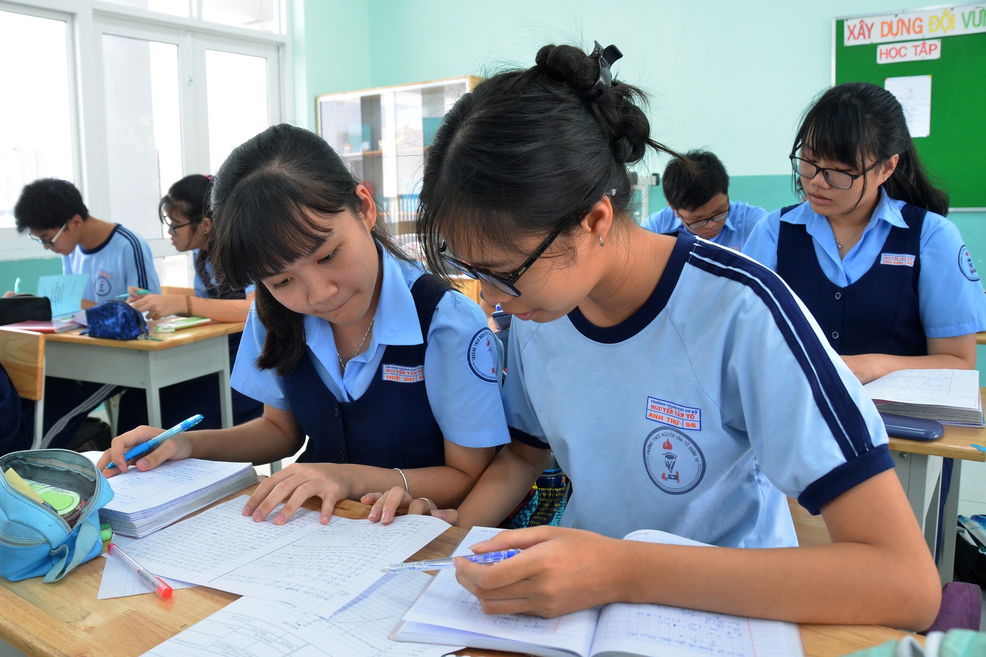 Bắt đầu cuộc đua vào lớp 10 quốc lập - Ảnh 1. Bắt đầu cuộc đua vào lớp 10 công lập - Ảnh 1.