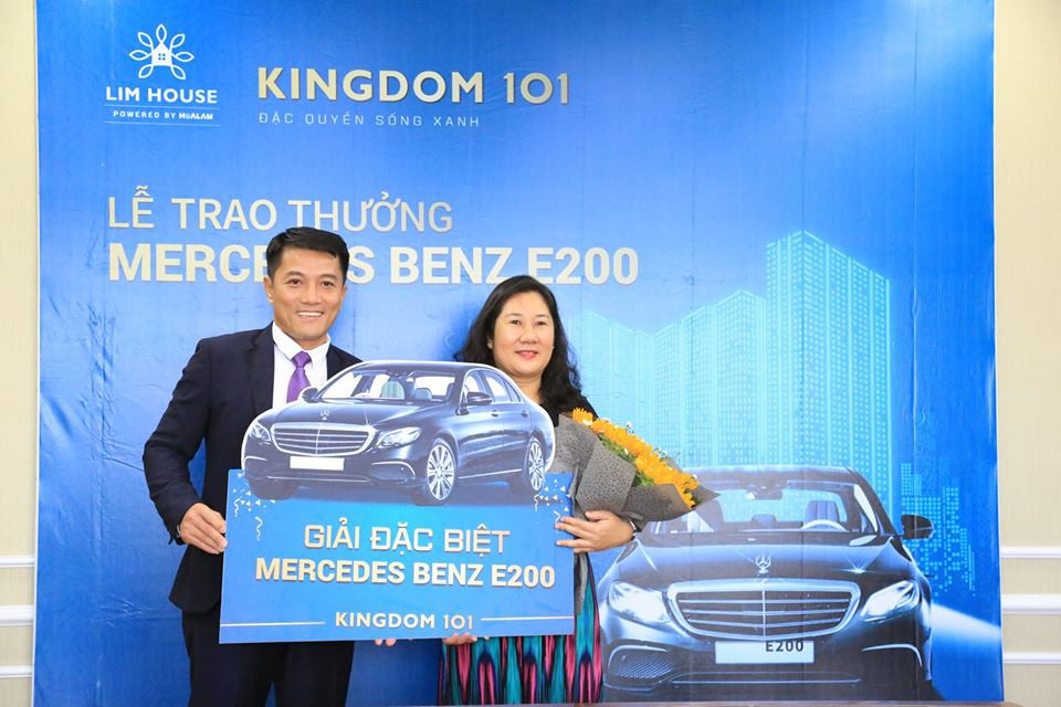 Trao Mercedes cho khách hàng may mắn đặt chỗ Kingdom 101