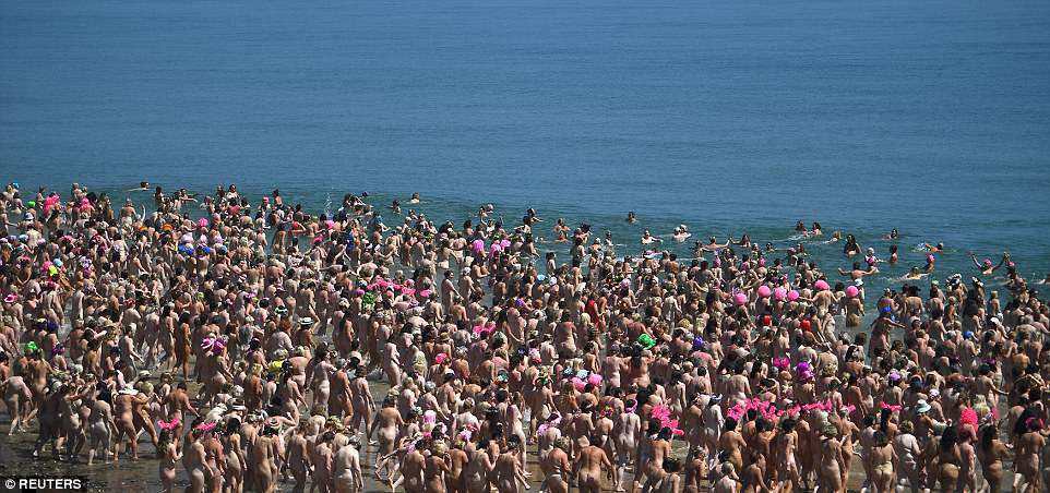 Hơn 2.500 phụ nữ tắm biển khỏa thân lập kỷ lục Guinness – Báo Người lao động