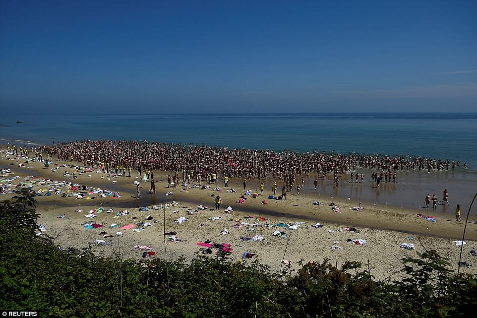 Hơn 2.500 phụ nữ tắm biển khỏa thân lập kỷ lục Guinness - Ảnh 4.